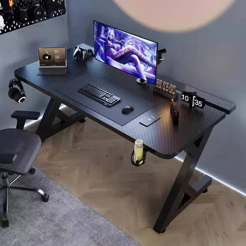 Q Minimalist Black Computer De - Desk Setup Art recensione e prezzo