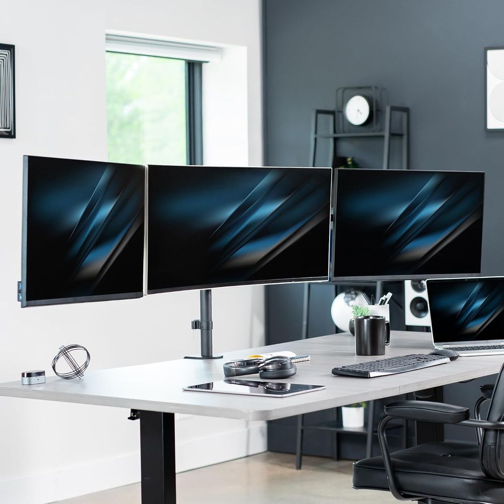 Triple Monitor Desk Mount, Adj - Desk Setup Black recensione e prezzo
